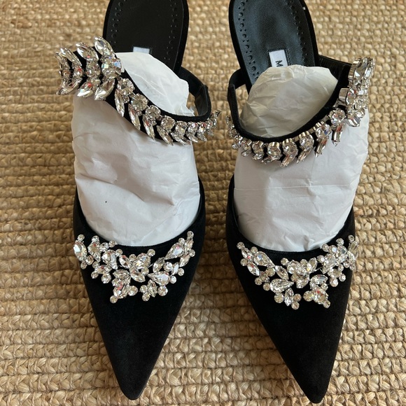 NIB Manolo Blahnik Lurum Crystal Embellished Black Velvet Mules Sz 39 - Picture 6 of 8